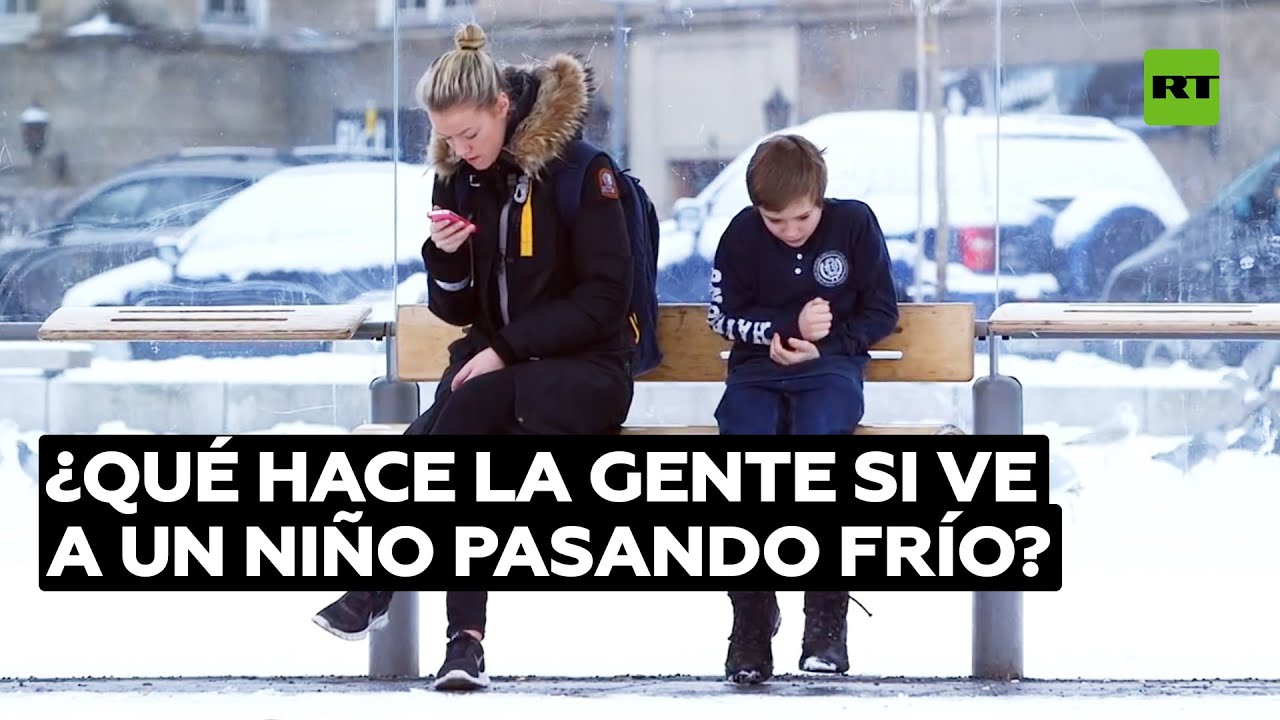 Un experimento muestra cómo reacciona la gente cuando ve a un niño pasando frío @RT Play en Español