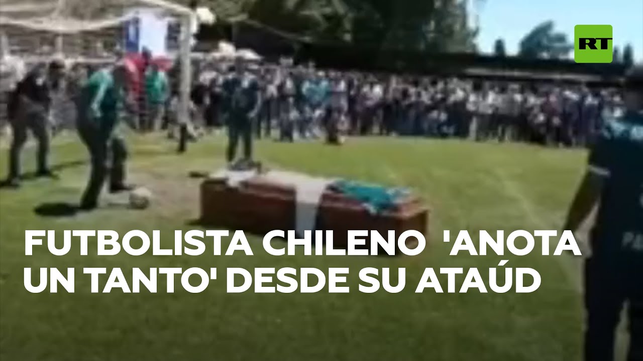 Rinden homenaje a jugador chileno haciendo que ‘marque un gol’ desde el ataúd @RT Play en Español