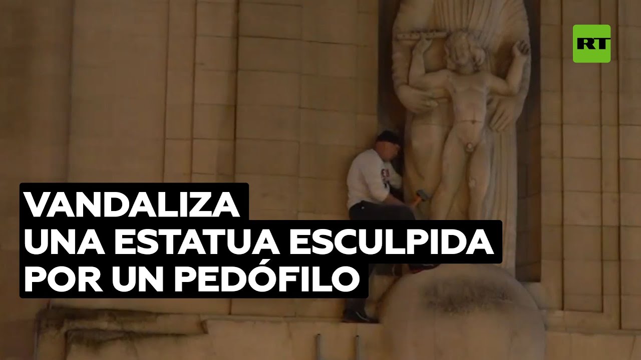 Un hombre destruye una escultura de la sede de la BBC @RT Play en Español