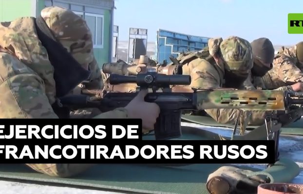 Francotiradores de una división motorizada rusa realizan un entrenamiento práctico
