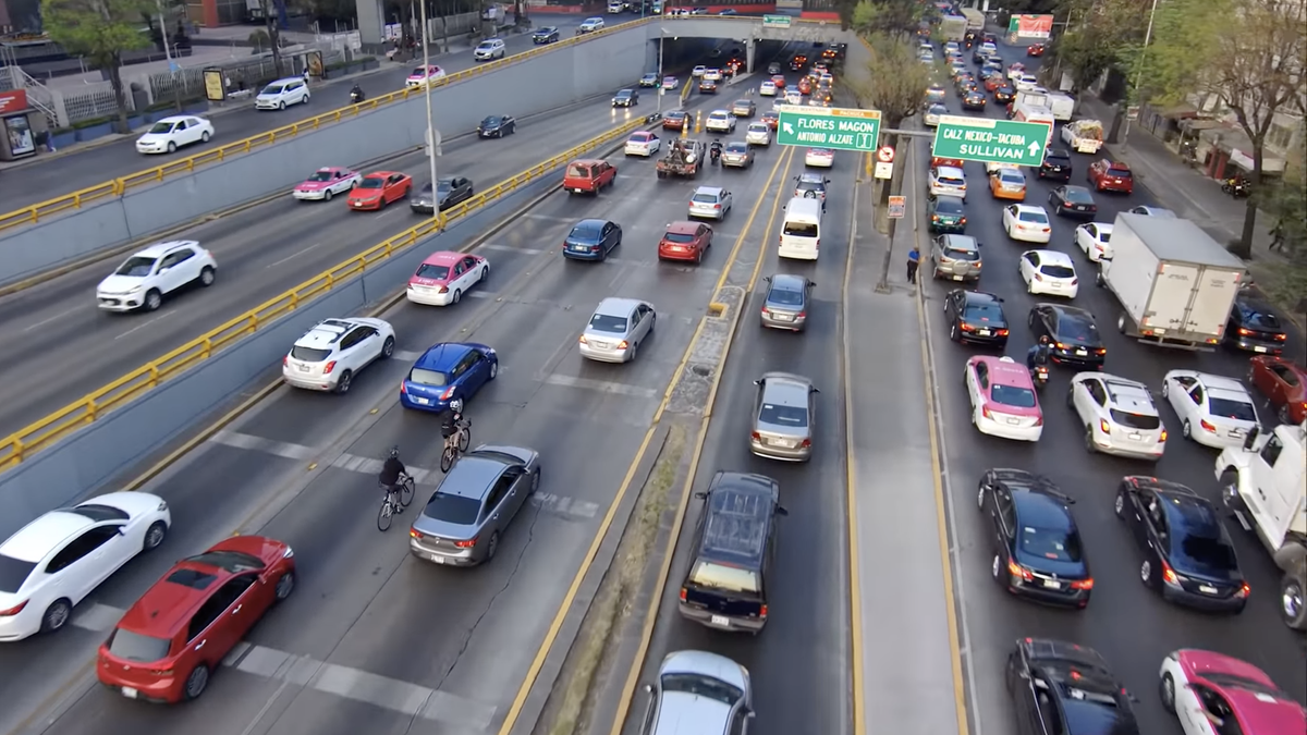 una carretera extremadamente transitada en Ciudad de México