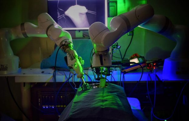 Un robot cirujano experimental puede operar sin ayuda humana
