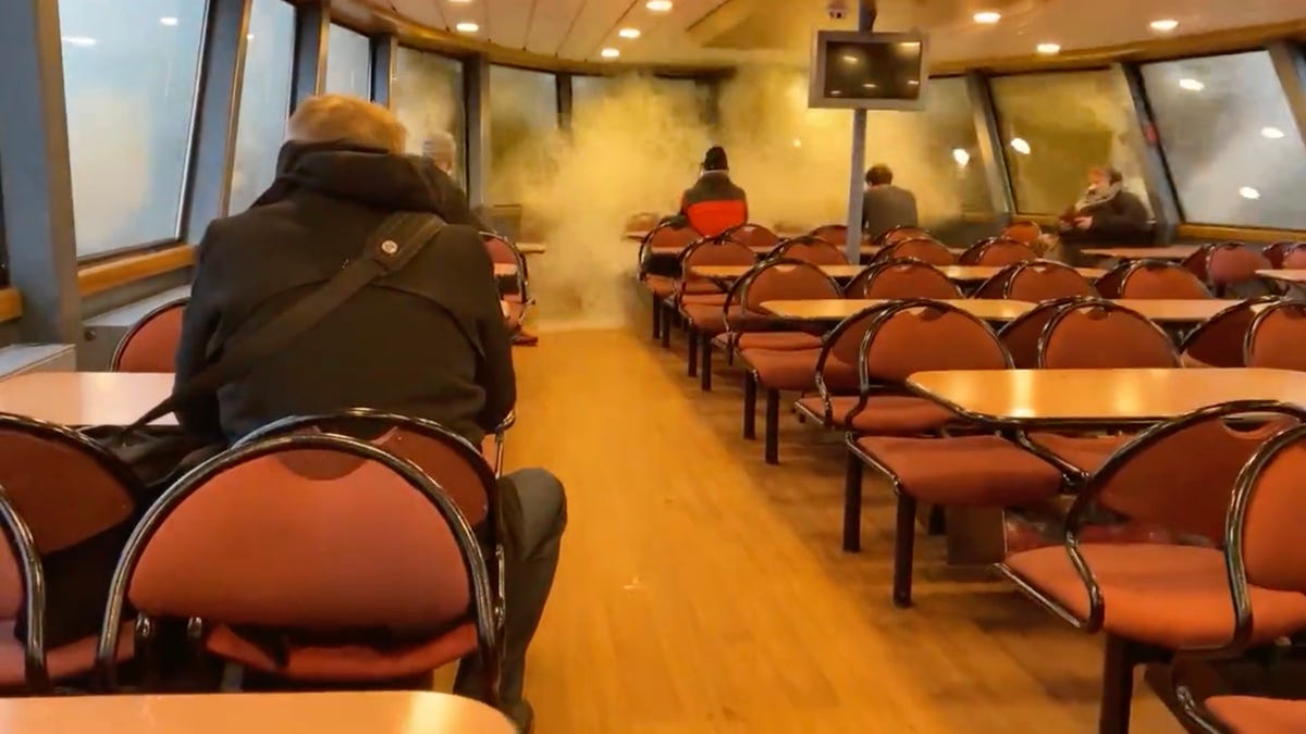 Una fuerte ola destroza las ventanas de un ferry en Alemania en plena tormenta Ylenia
