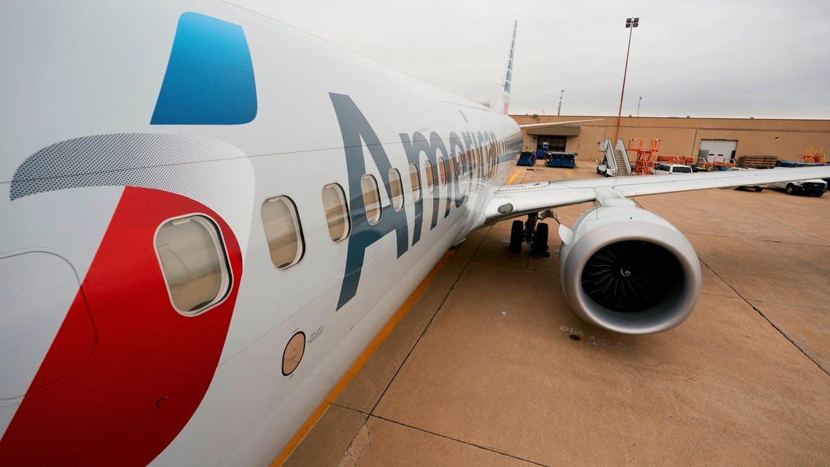 Un avión realiza un aterrizaje de emergencia después de que un pasajero intente entrar en la cabina