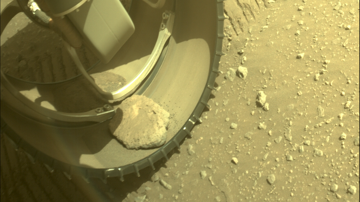 Una roca se atasca en una de las ruedas del rover Perseverance