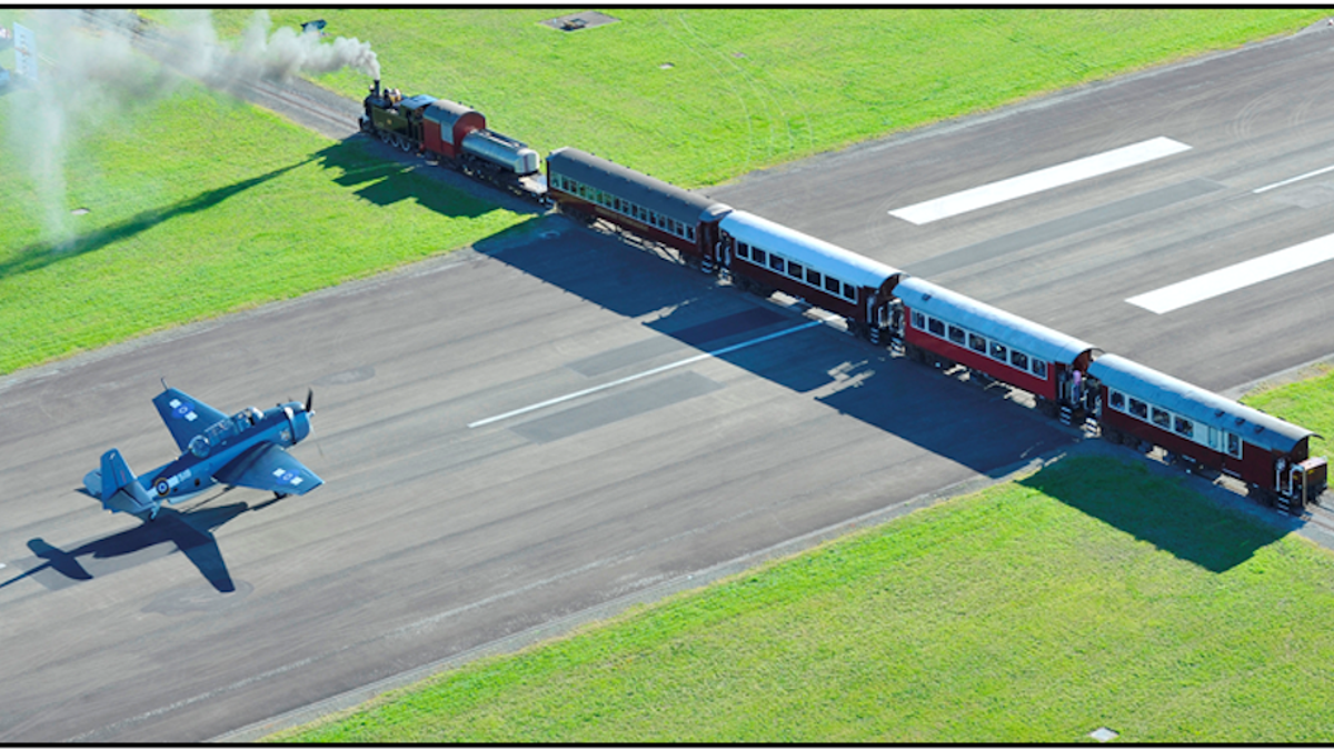Parece Photoshop, pero esta foto de un tren pasando por un aeropuerto es real