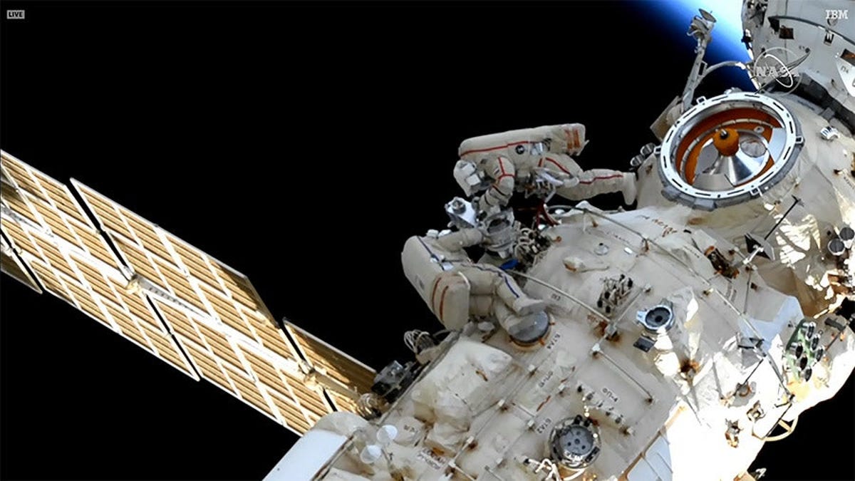Cosmonautas rusos instalaron el nuevo brazo robótico de la EEI