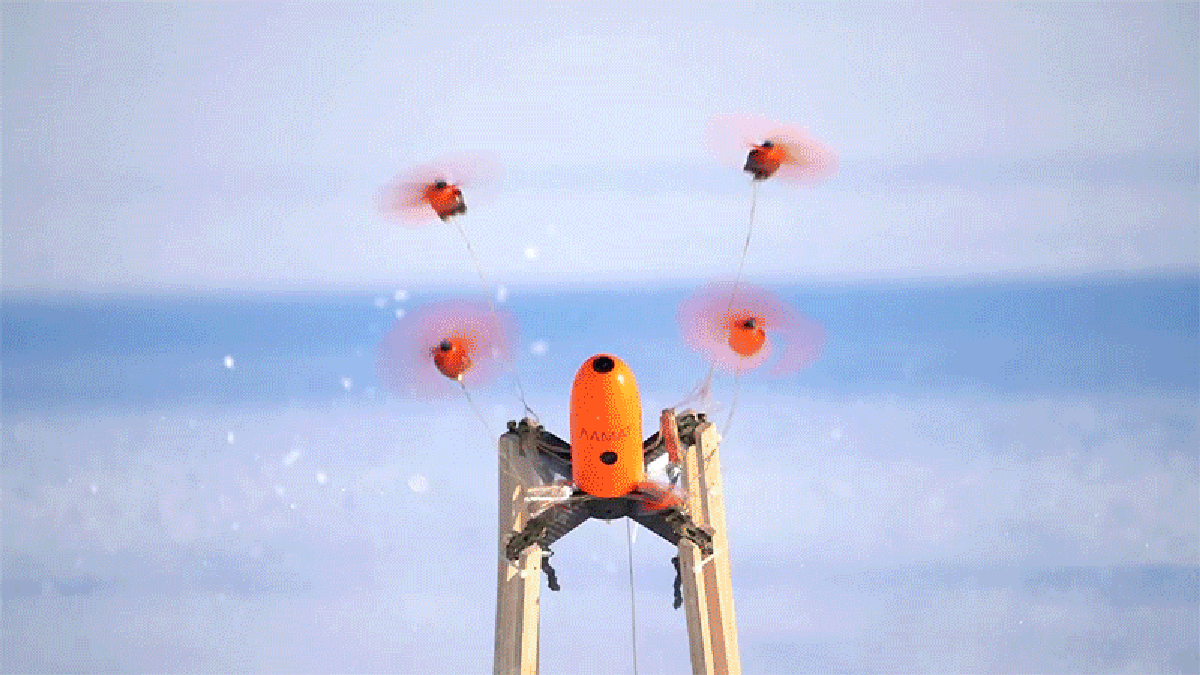 Drone dispara sus propias hélices para acabar con otros drones