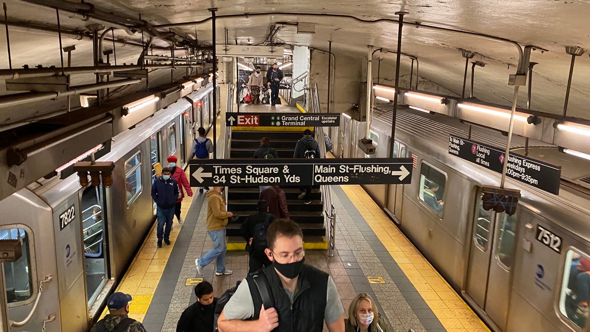 El alcalde de Nueva York quiere instalar detectores de armas en el metro tras el tiroteo de Brooklyn