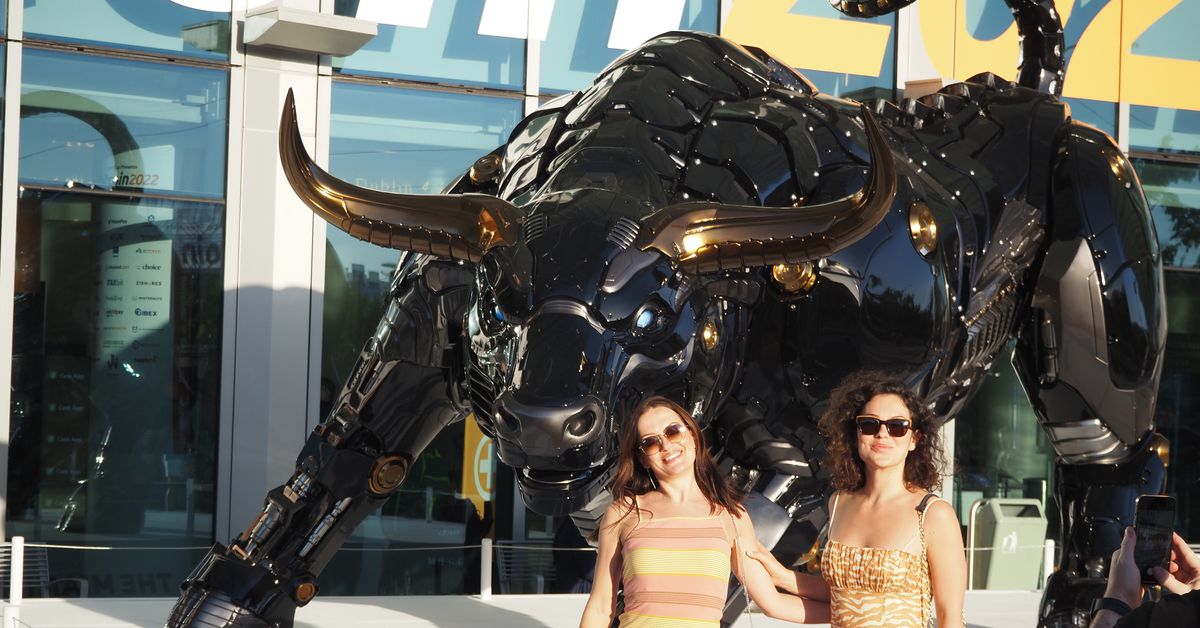 Escenas de Bitcoin Miami 2022: las estrellas, los espectáculos y ese toro gigante