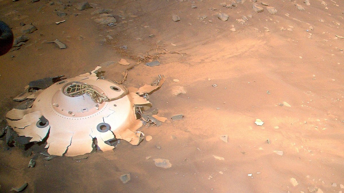El helicóptero Ingenuity fotografía los restos del equipo con el que aterrizó en Marte
