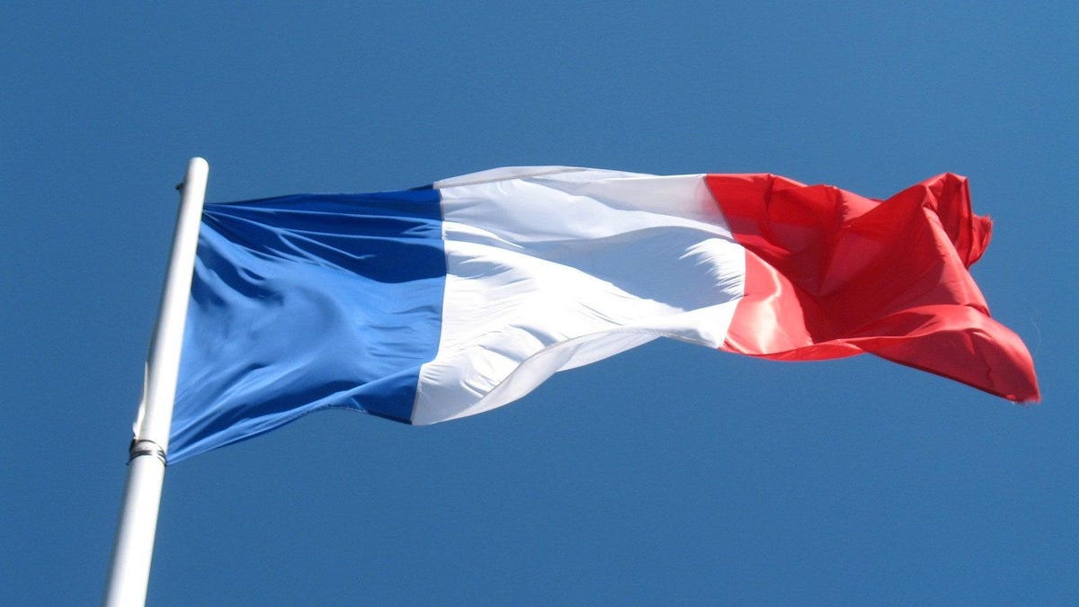 El gobierno de Francia prohíbe los anglicismos streamer o esports porque «degradan» el idioma francés