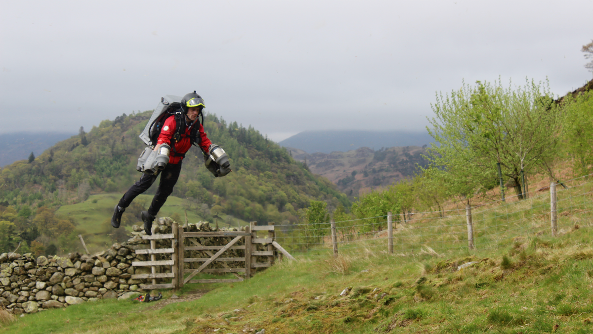 Paramédicos de Inglaterra prueban un jet pack para sus rescates en montaña