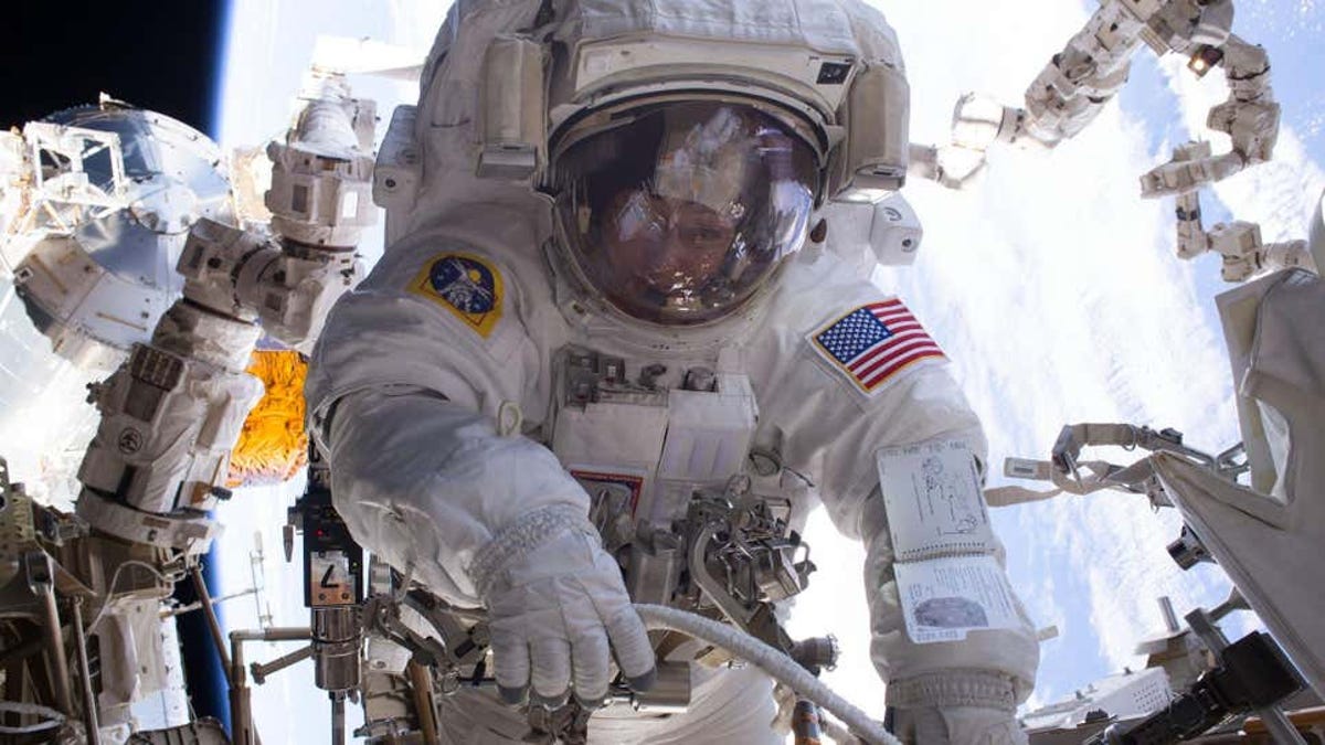 Se suspenden los paseos espaciales de la ISS por los trajes