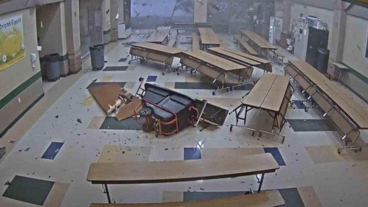 Las cámaras de un colegio captan el momento que pasa un tornado
