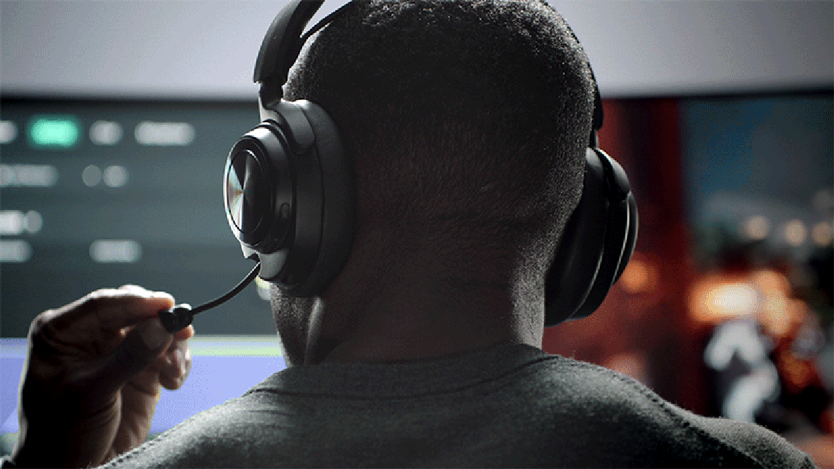 SteelSeries lanza unos auriculares gaming con baterías intercambiables y micrófono retráctil