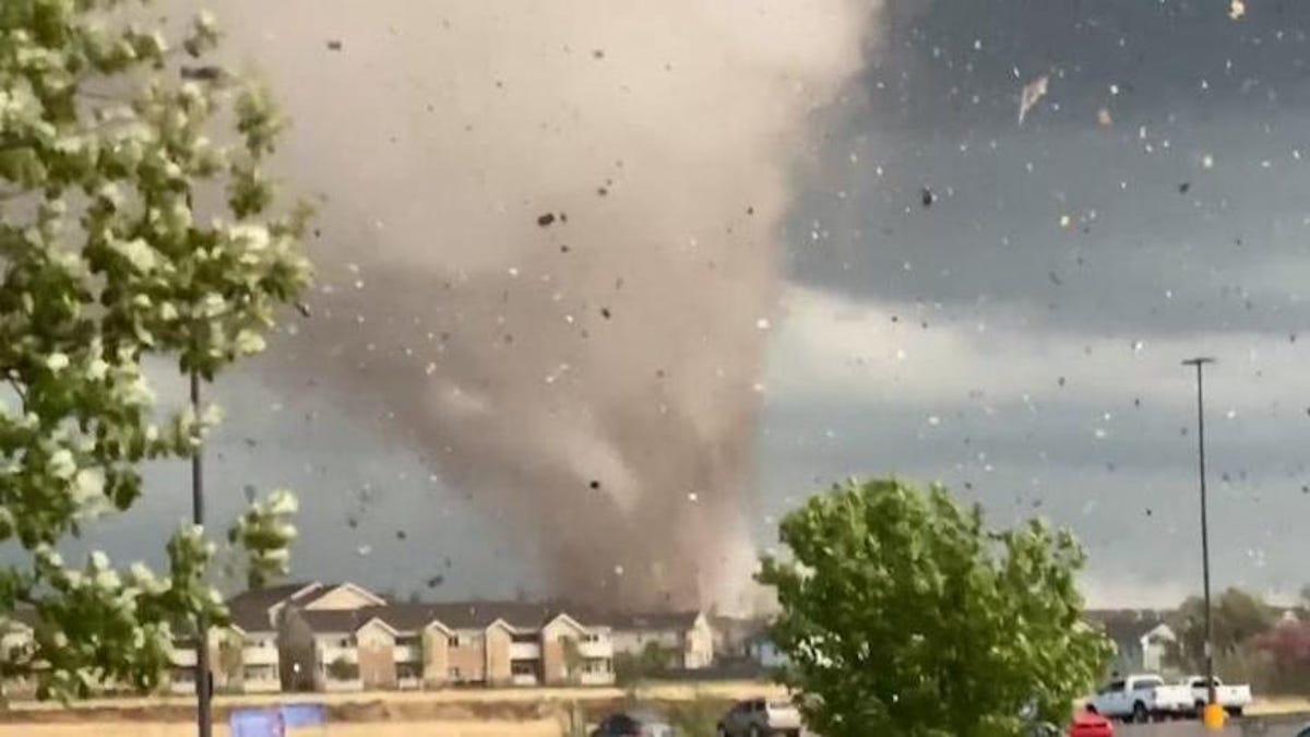 Un dron captura la destrucción que desata un tornado en Kansas