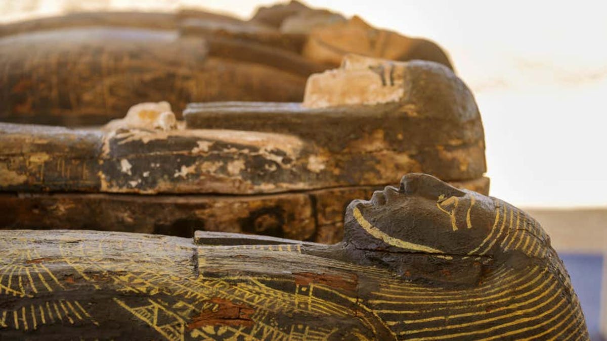 Egipto revela tesoro de artefactos hallados cerca de El Cairo