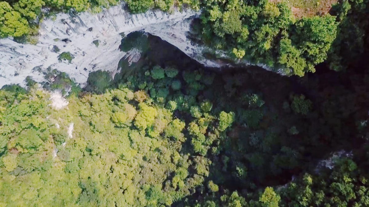 Descubren en China un gigantesco sumidero con su propio bosque