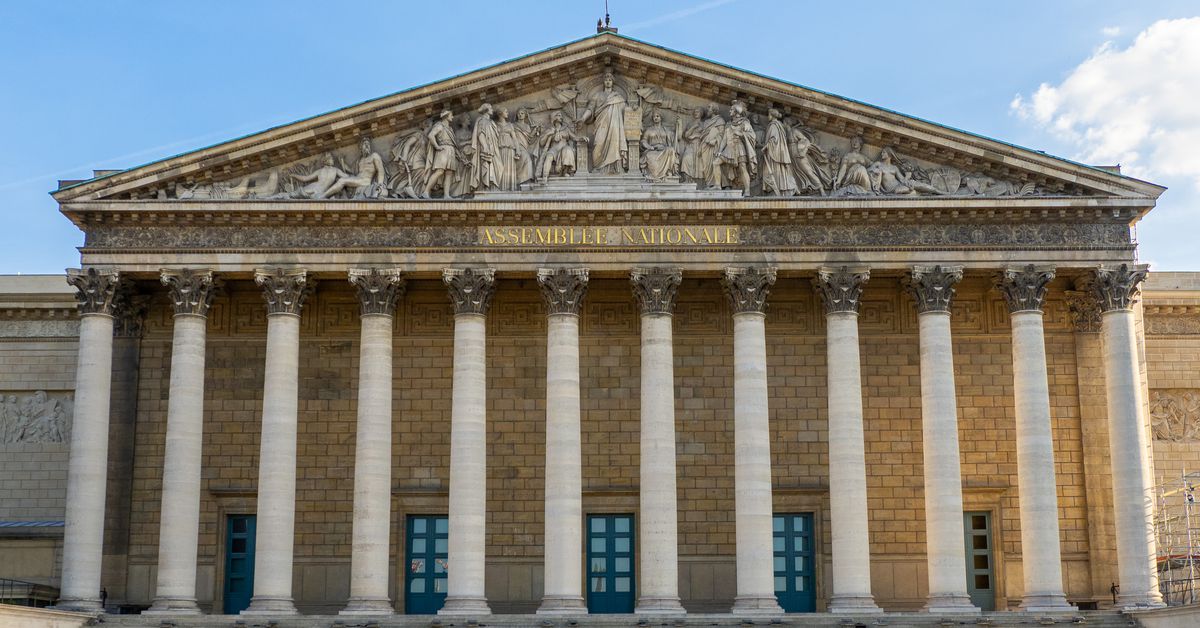 Legislador francés saliente pide prohibición de criptominería basada en fósiles y estatus legal de DAO