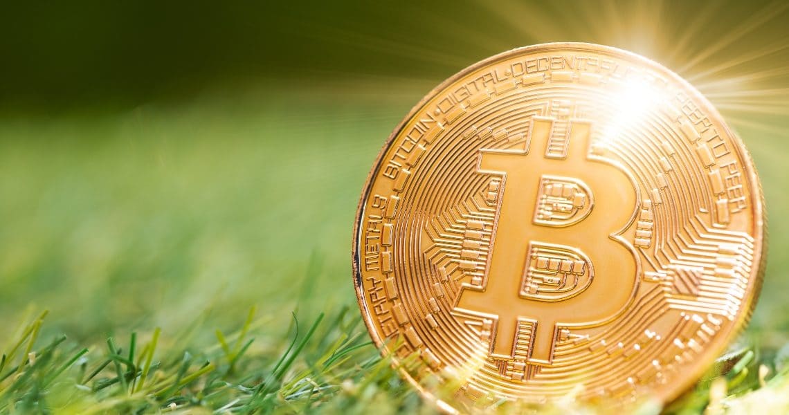 Bitcoin marca el primer cierre semanal verde después de dos meses en números rojos