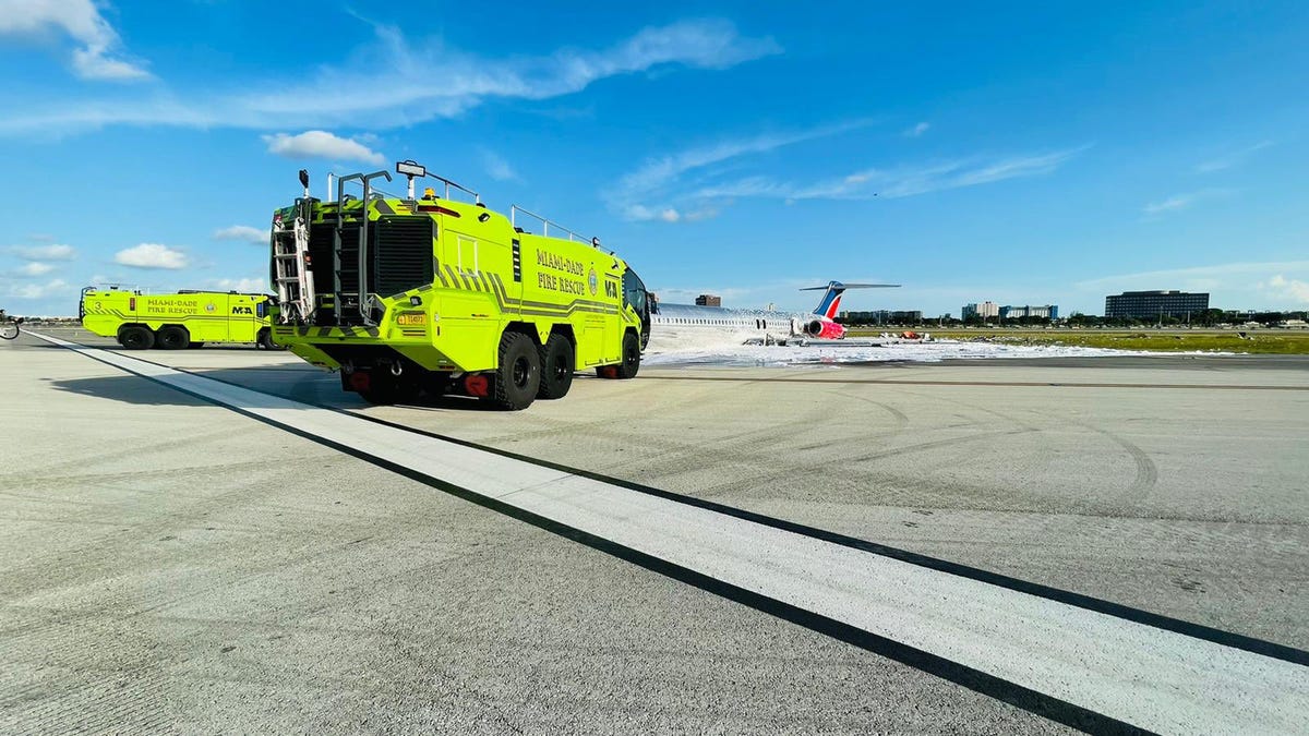 la caótica evacuación de un avión envuelto en llamas en Miami