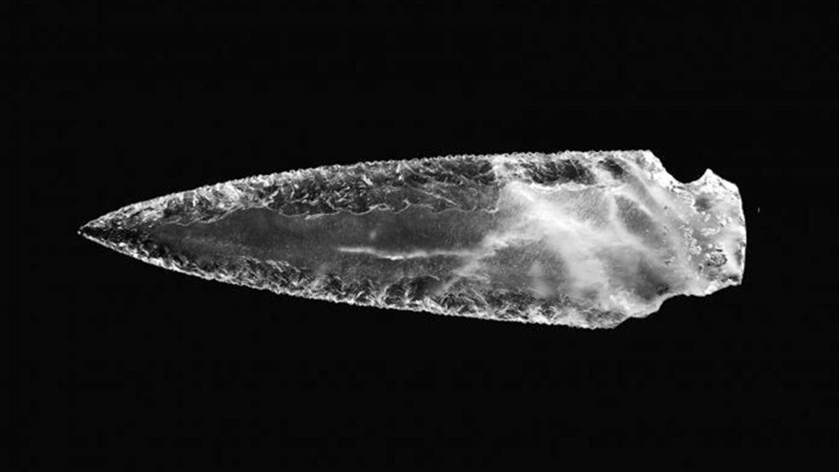 Hallan varias puntas de flecha y una daga de cristal de hace 5.000 años