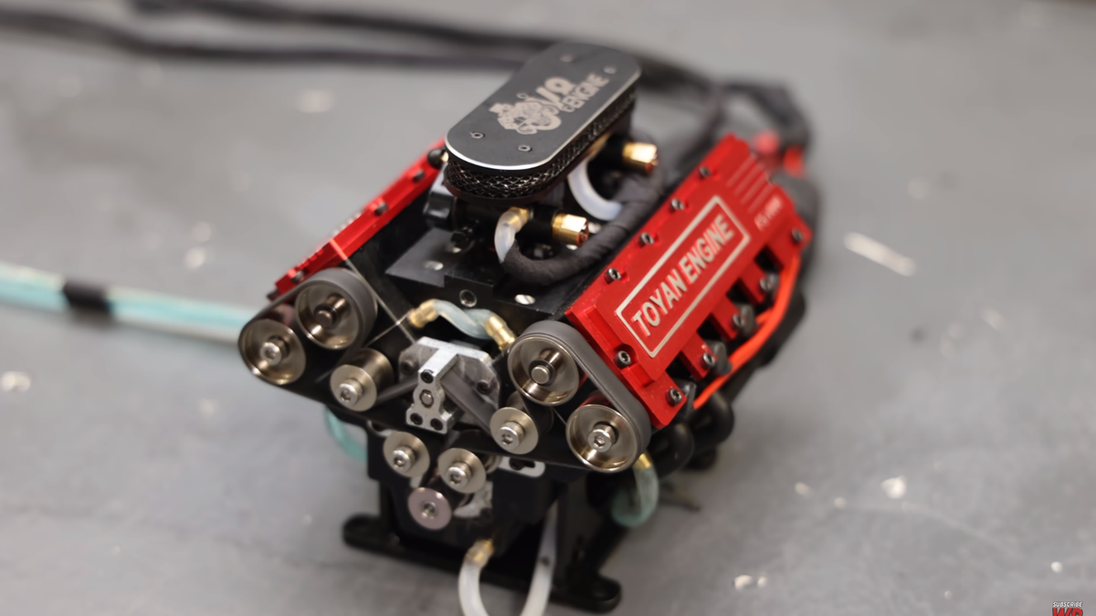 Este motor V8 en miniatura es una obra de arte completamente funcional