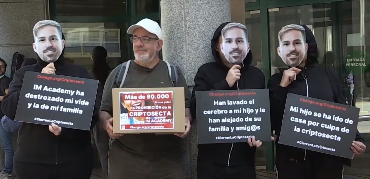 Protestan en España contra IM Mastery por captar a menores de edad