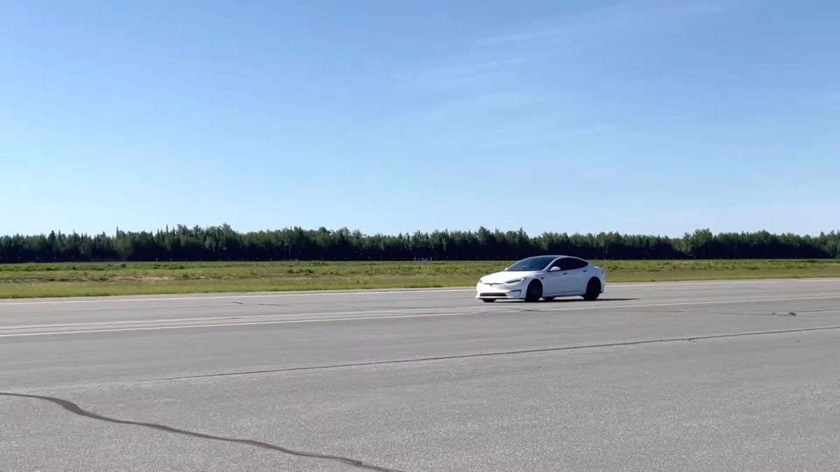 un Tesla Model S Plaid hackeado a 348 km/h