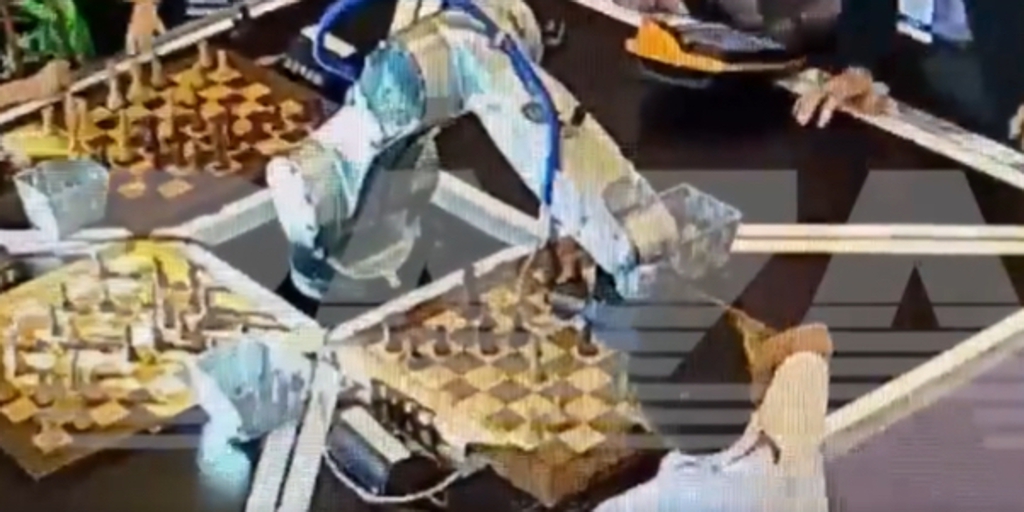 Un robot le rompe un dedo a un niño en Rusia durante una partida de ajedrez
