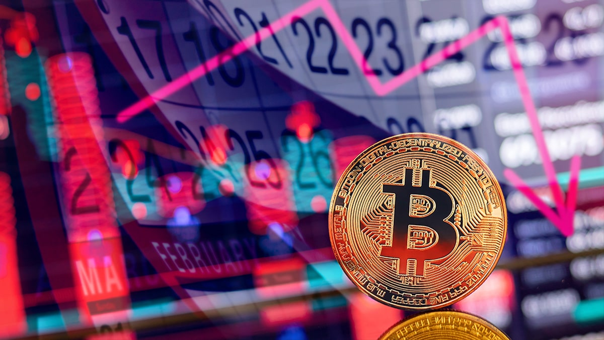 Precio de bitcoin cierra peor mes de la historia