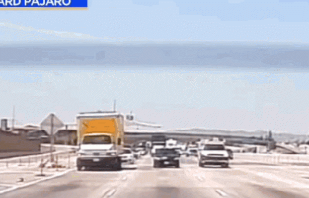 Un avión cae y se estrella contra el tráfico en California