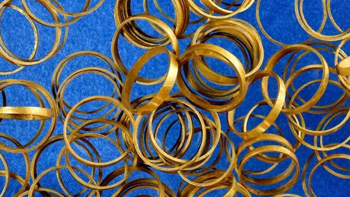 Descubren en una tumba un tesoro antiguo de anillos de oro