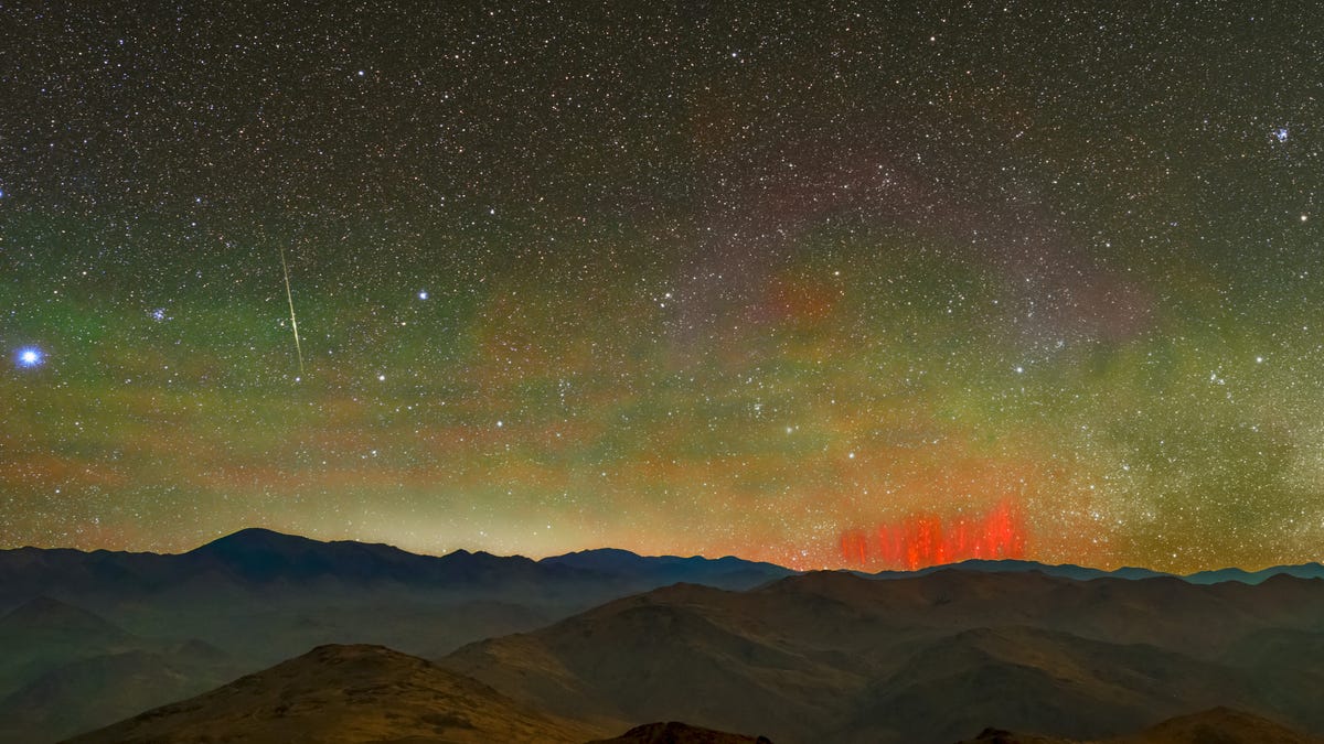Logran fotografiar hadas rojas sobre el cielo de Chile