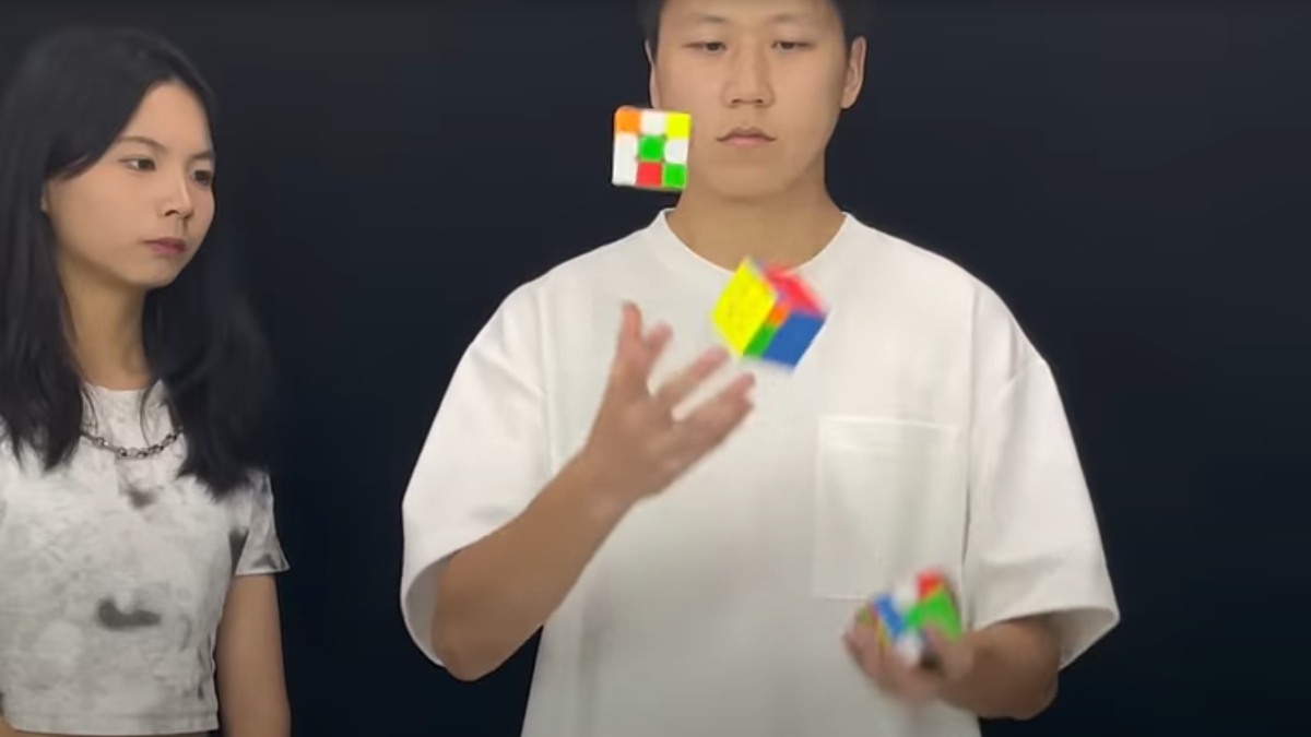 Resuelve tres cubos de Rubik en 3 minutos y haciendo malabares