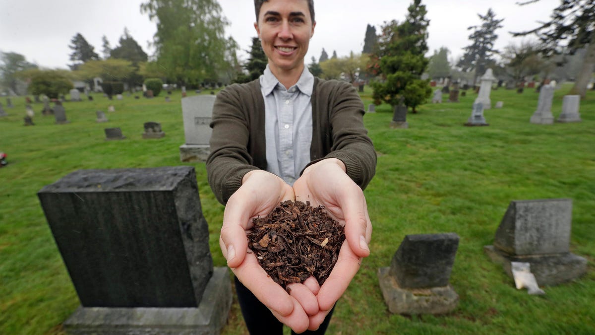 California legaliza el compostaje de restos humanos