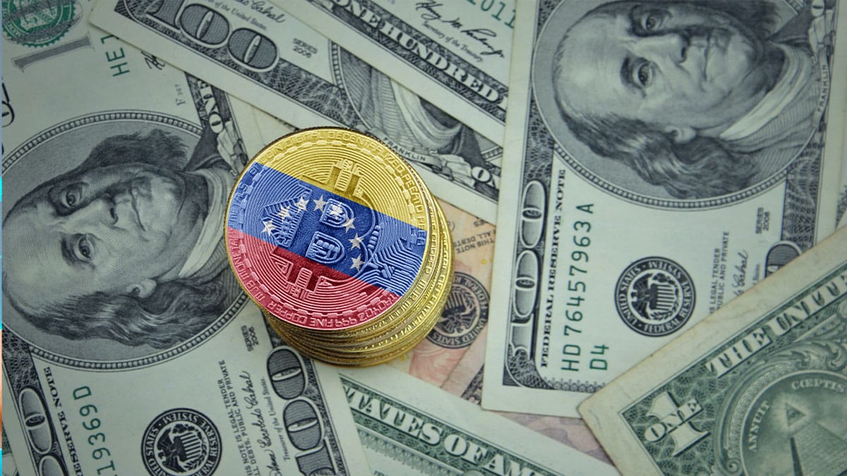 La odisea de conseguir efectivo en bancos de Venezuela alienta el uso de bitcoin