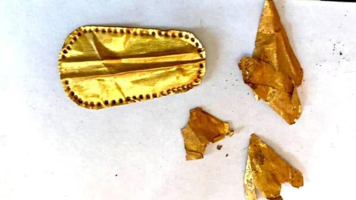 Descubren momias con lenguas de oro en un yacimiento en Egipto