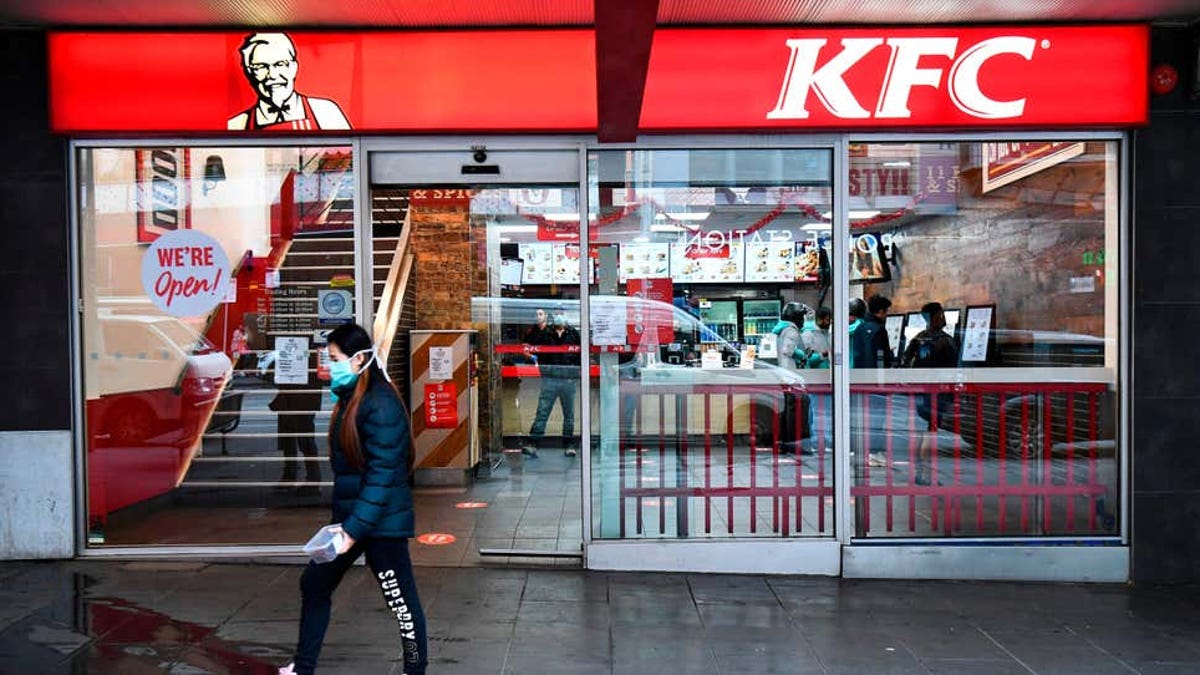 KFC celebra por error la noche de los cristales rotos en Alemania