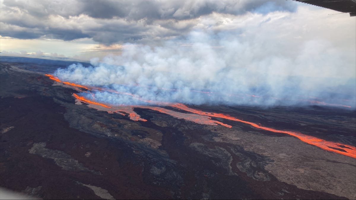 Mauna Loa, el volcán activo más grande, entra en erupción