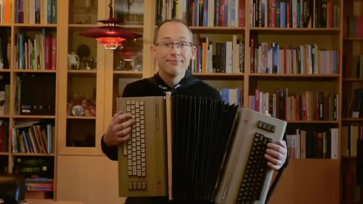 Vas a querer este acordeón hecho con dos Commodore 64, pero solo hay uno en el mundo