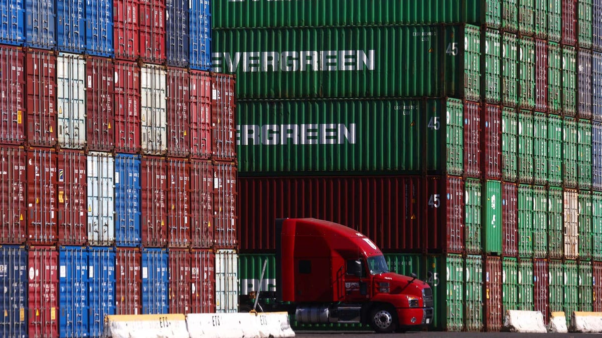 La escasez mundial de contenedores de envío es un excedente