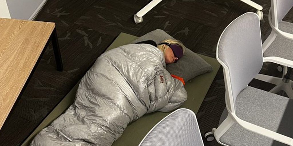 La explicación detrás de la foto viral de la empleada de Twitter durmiendo en la oficina tras la revolución de Elon Musk