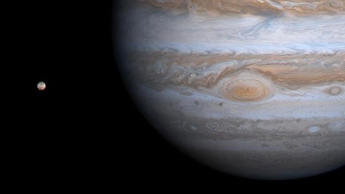 Detectan inesperados cambios de temperatura en la atmósfera de Júpiter.