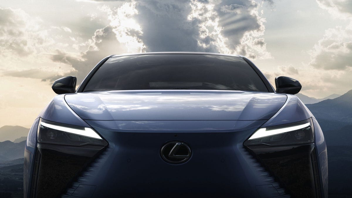 Lexus muestra un coche eléctrico con caja de cambios manual
