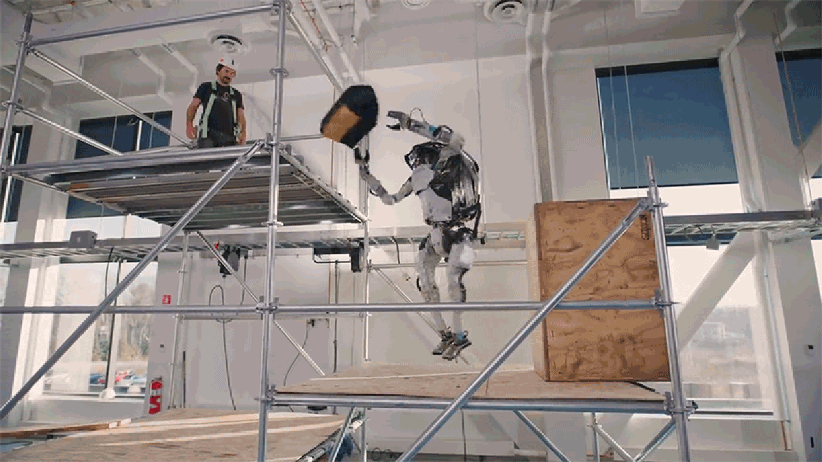 Video de robot Atlas trabajando en lugar de construcción falso