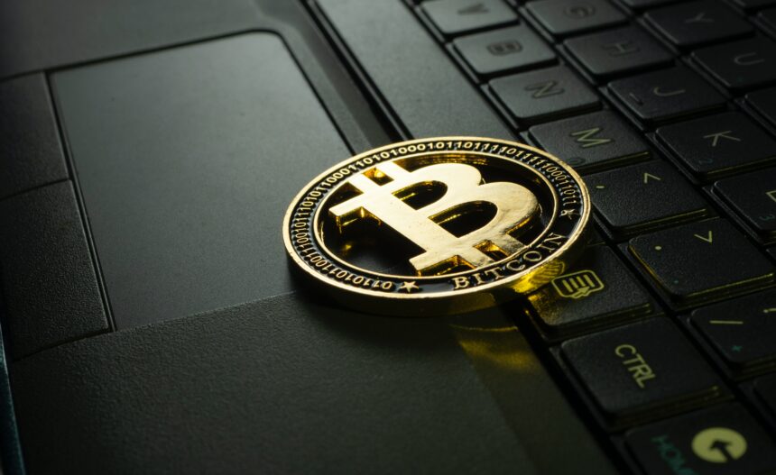 Bitcoin cae a $ 20,700 a medida que aumentan las salidas de mineros