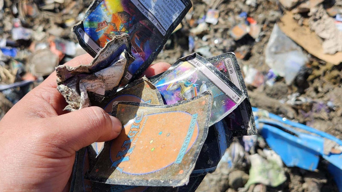 Alguien tiró cajas de cartas Magic a un vertedero