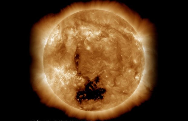 Detectan un agujero en el Sol de 30 veces el tamaño de la Tierra